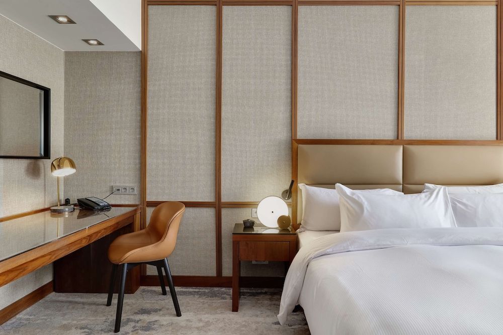 Hilton Gdansk Room, 1 King Bed, Courtyard View