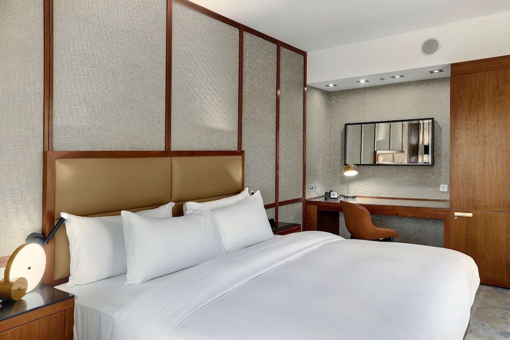 Hilton Gdansk Room, 1 King Bed, Courtyard View 3