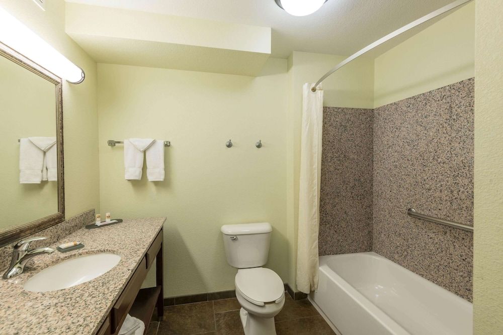 La Quinta Inn & Suites by Wyndham Las Vegas Airport South Room, 2 Queen Beds, Non Smoking 3