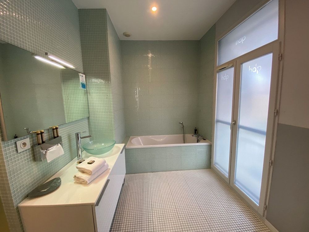 Hotel de Paris Junior Suite, 1 King Bed (côté Canal Royal) 6