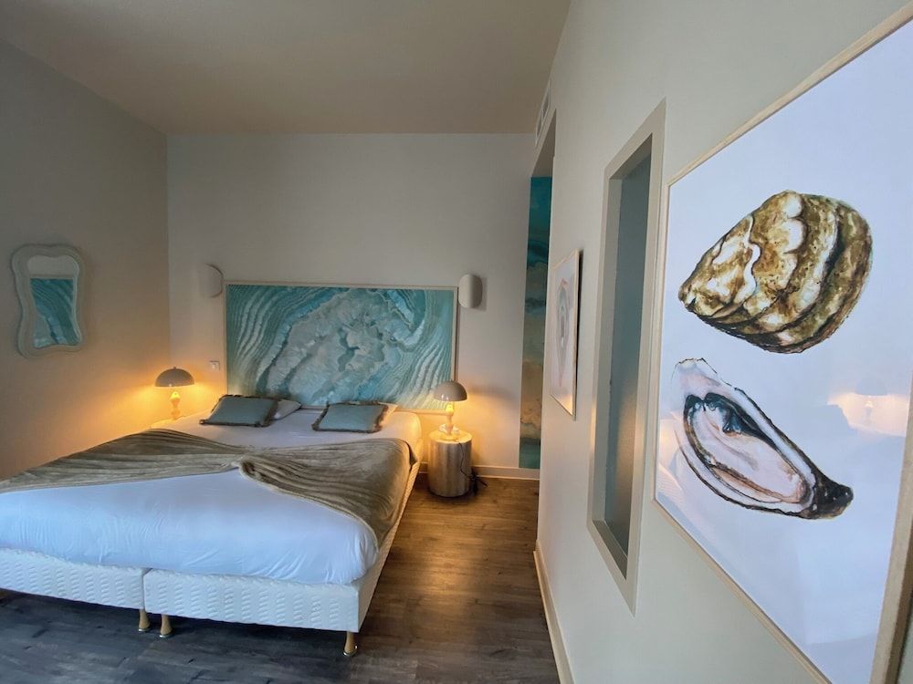 Hotel de Paris Junior Suite, 1 King Bed (côté Canal Royal) 3