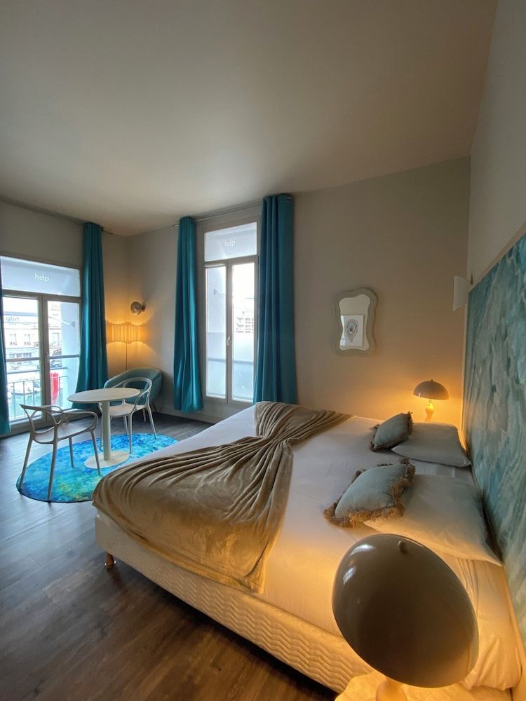 Hotel de Paris Junior Suite, 1 King Bed (côté Canal Royal) 4