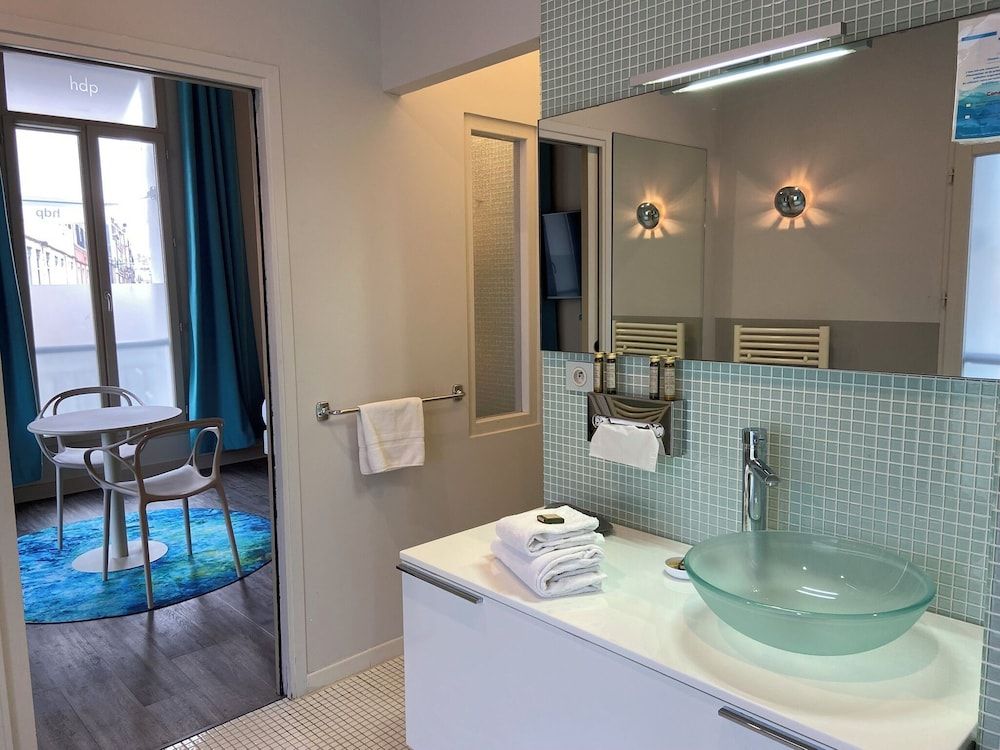 Hotel de Paris Junior Suite, 1 King Bed (côté Canal Royal) 5