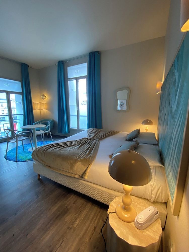 Hotel de Paris Junior Suite, 1 King Bed (côté Canal Royal) 2