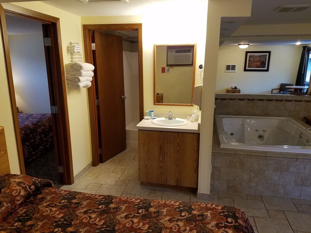3 Queen Whirlpool Deluxe, includes Seasonal Timbavati Wildlife Park