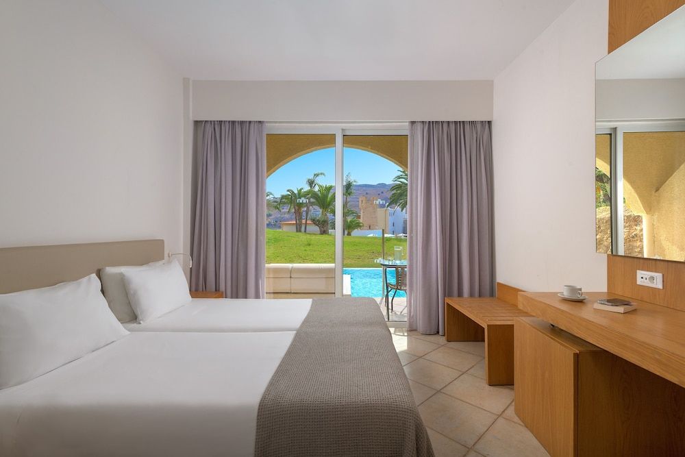 Deluxe Double Room, Garden View (Sharing pool)