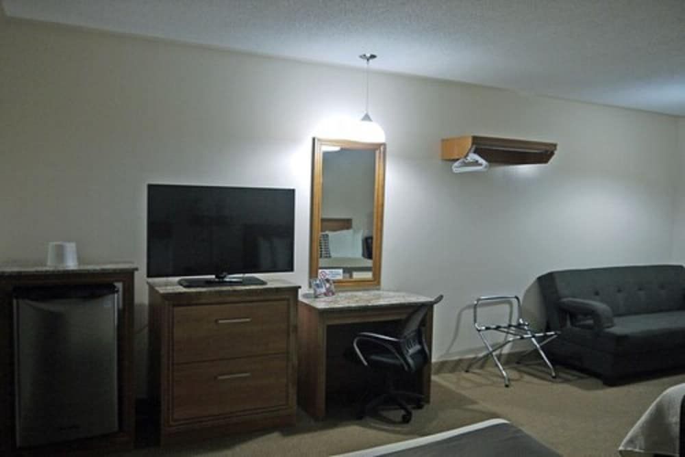 Newmarket Inn Family Room, 2 Queen Beds, Non Smoking (Only on Second floor accessible by stair) 5