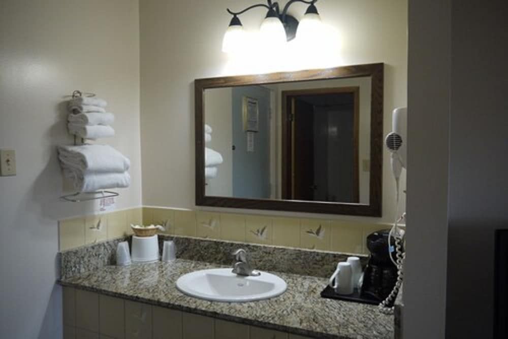 Newmarket Inn Family Room, 2 Queen Beds, Non Smoking (Only on Second floor accessible by stair) 3