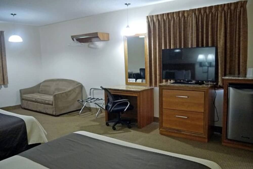 Newmarket Inn Family Room, 2 Queen Beds, Non Smoking (Only on Second floor accessible by stair) 4