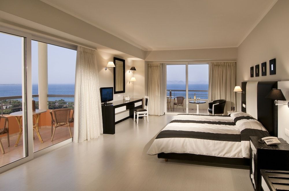 Suite (Black & White Prestige)