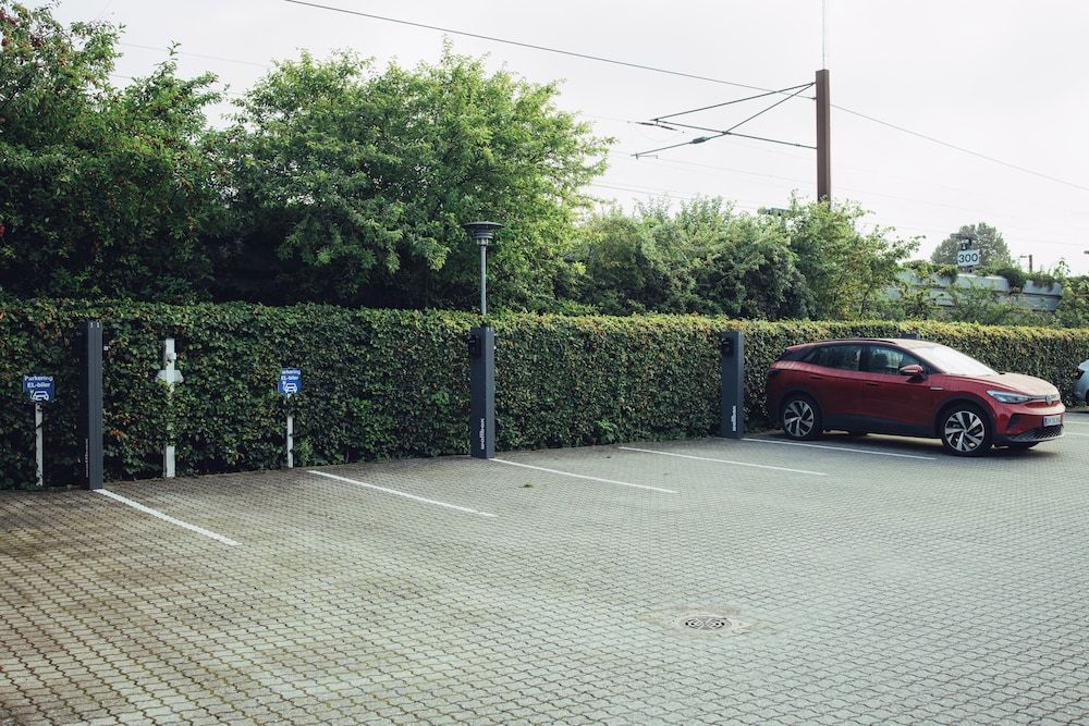 Electric vehicle charging station