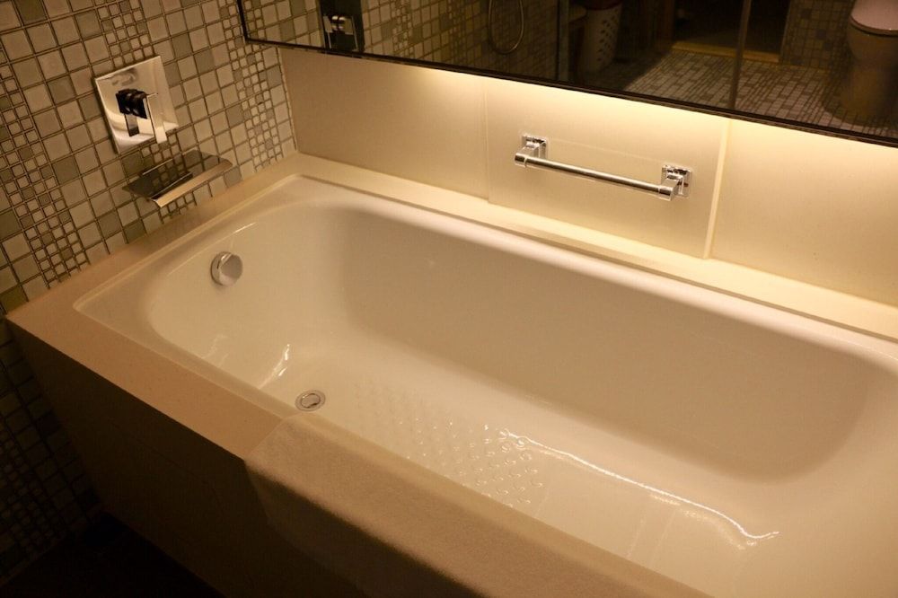 Deep Soaking Bathtub
