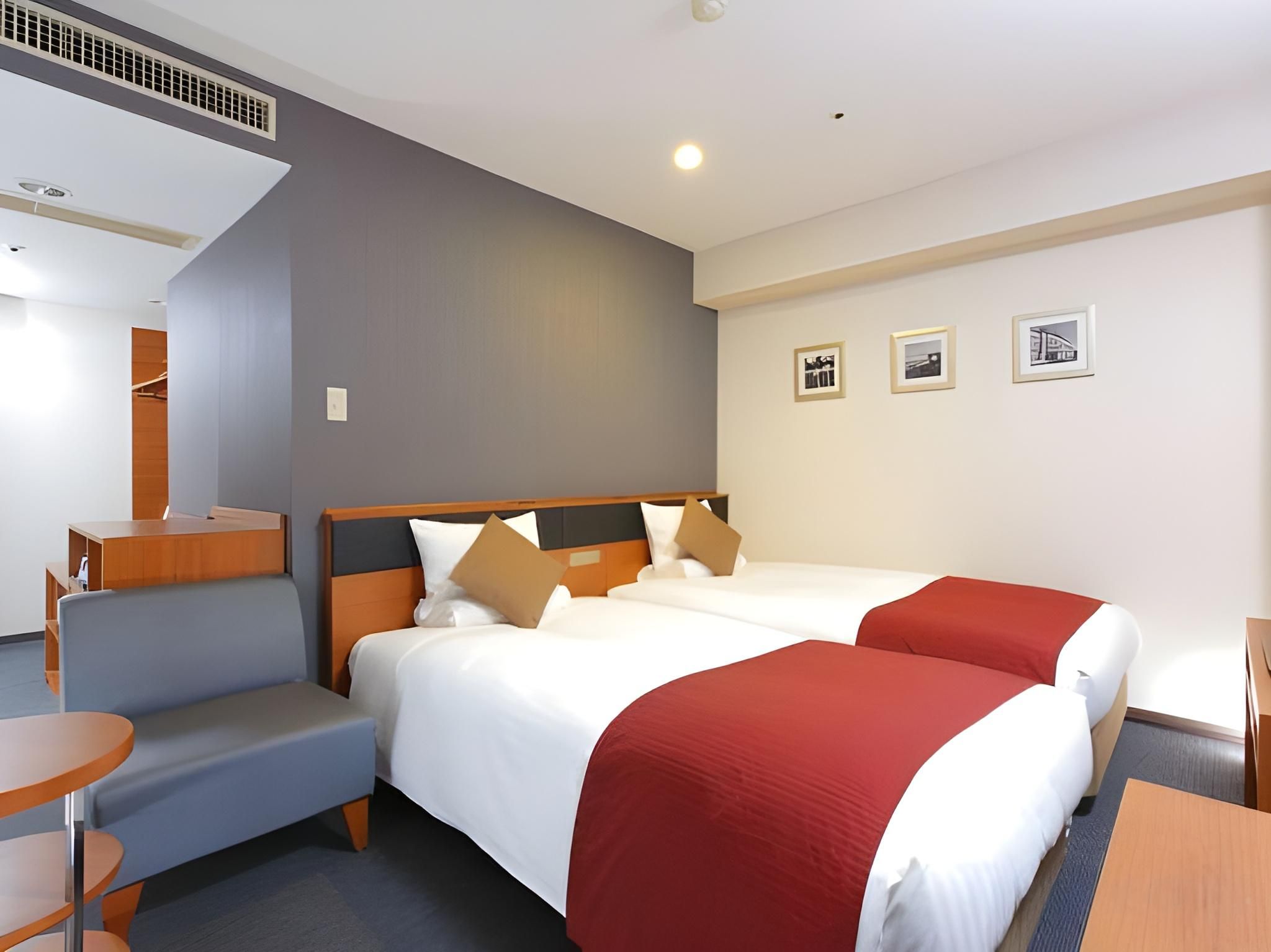 Corner Twin - Smoking