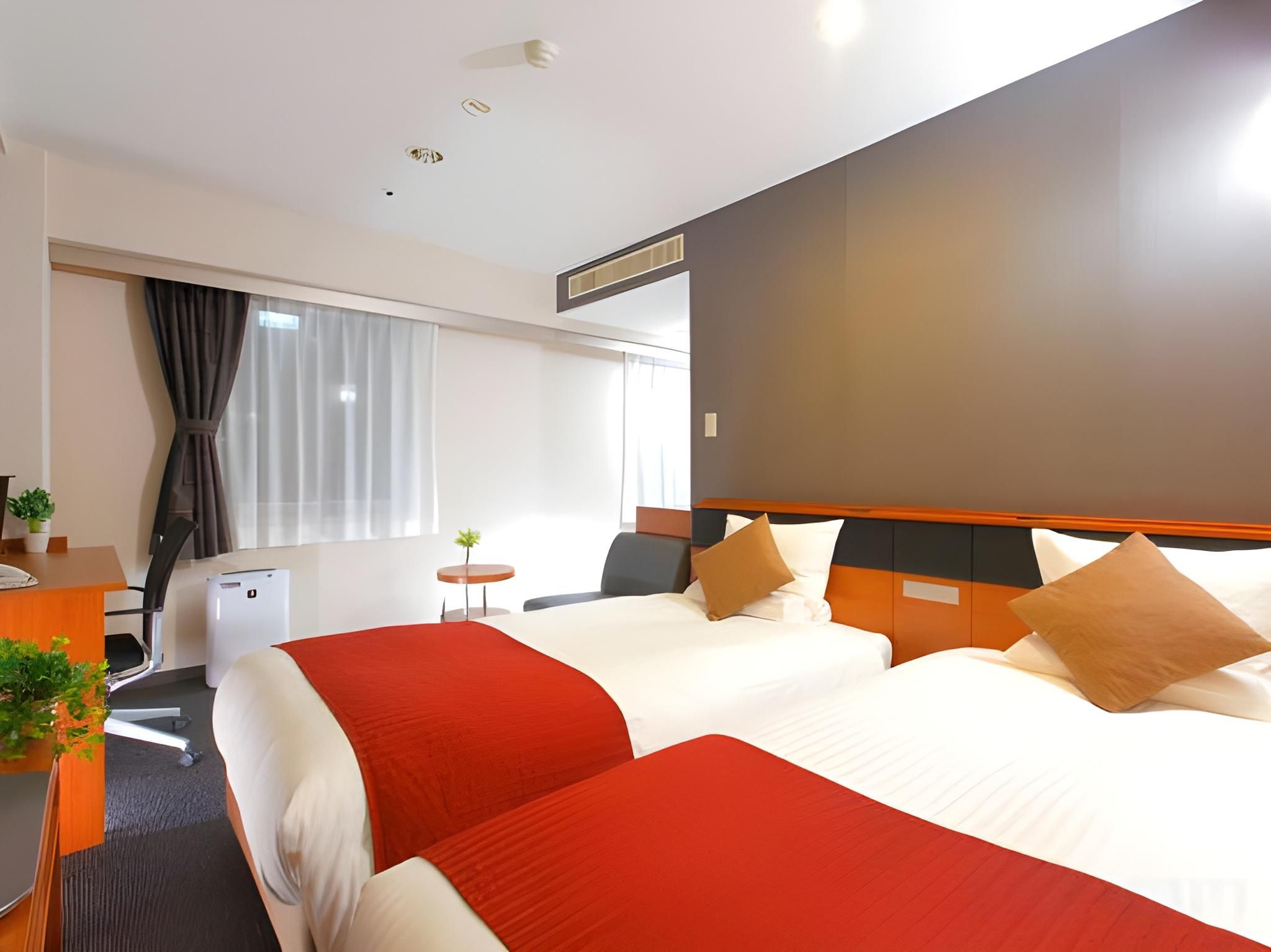 Corner Twin - Smoking