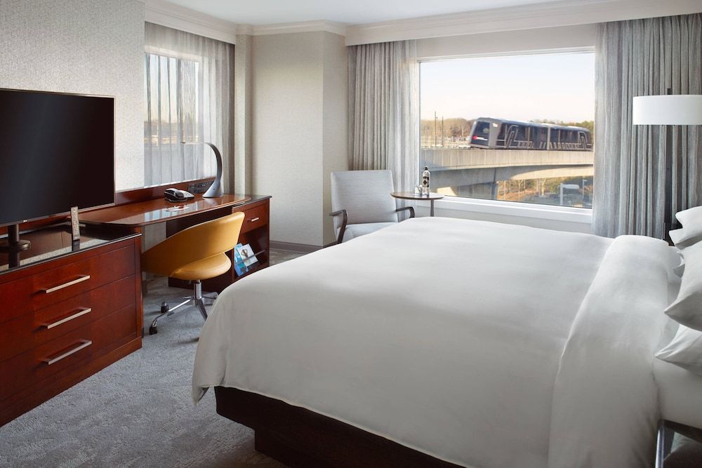 Room, 1 King Bed (Mobility/Hearing Access, Roll-In Shwr)