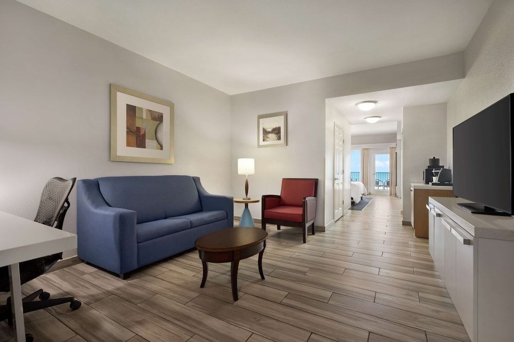 Junior Suite 2 Queens Partial Oceanview
