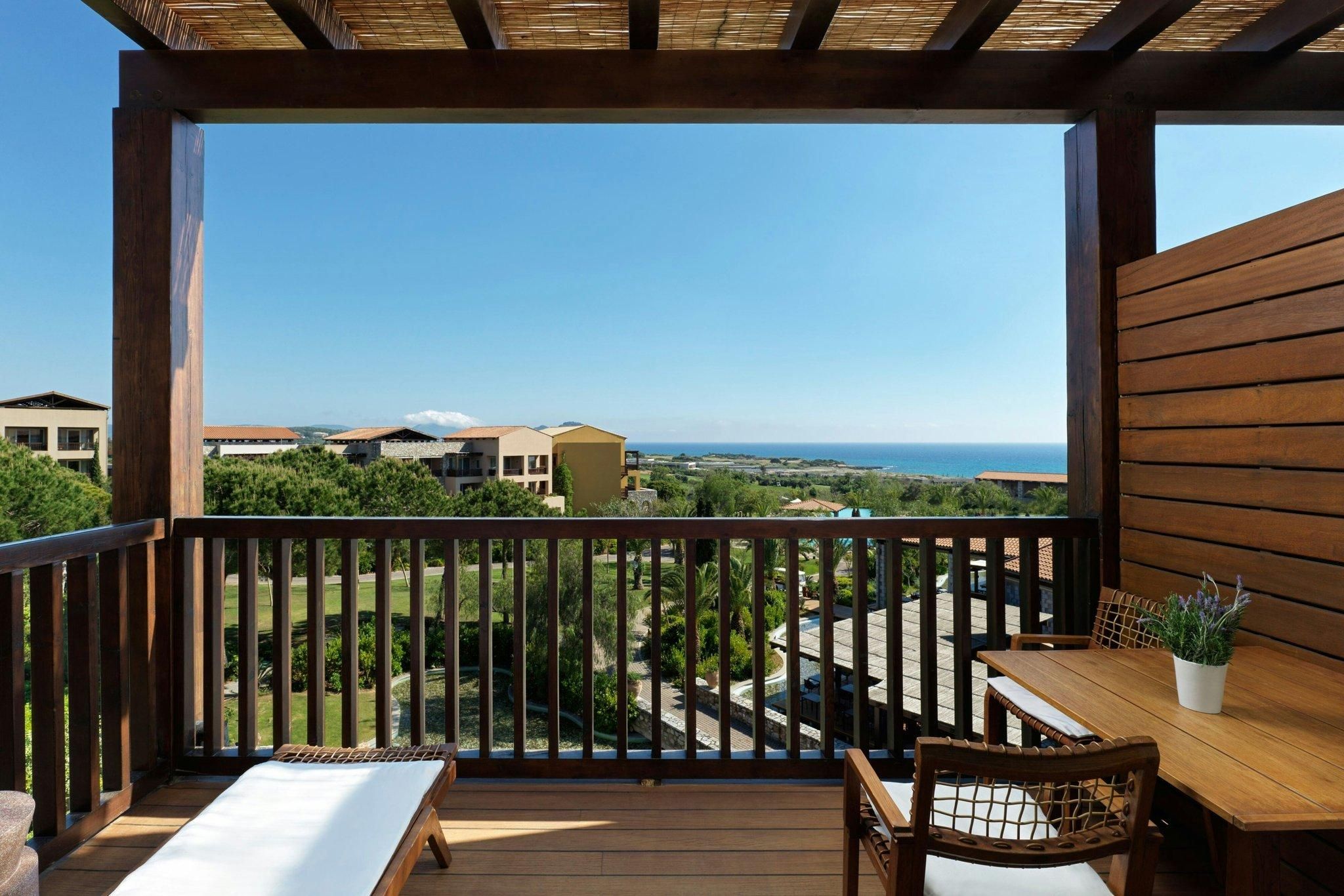 Family, 1 Bedroom Suite, 1 King, Garden view, Balcony