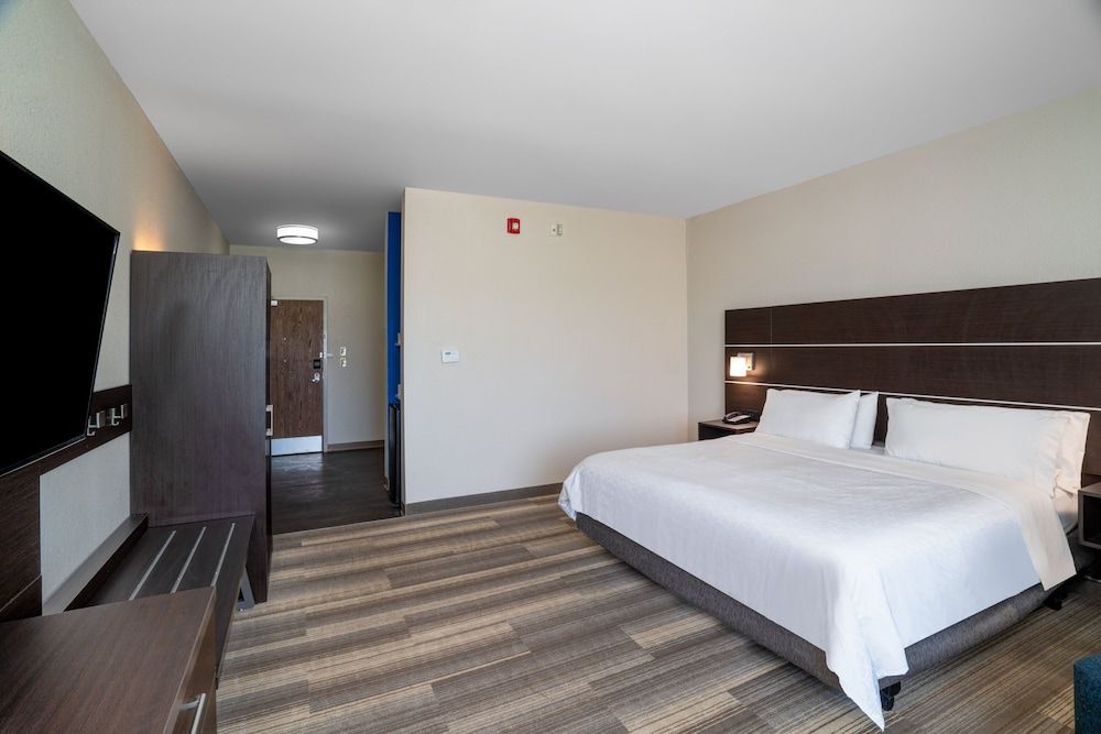 Standard Room, 1 King Bed, Accessible (Accessible Shower)