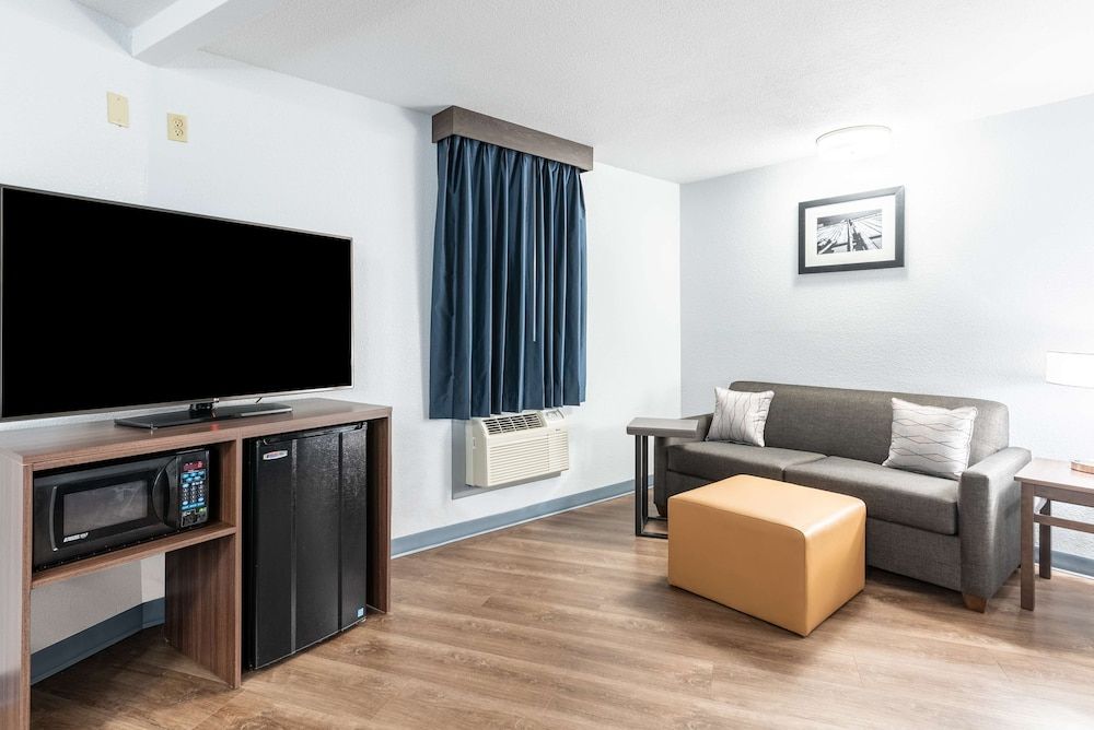 Americas Best Value Inn Searcy Deluxe Room, 2 Queen Beds, Non Smoking 4