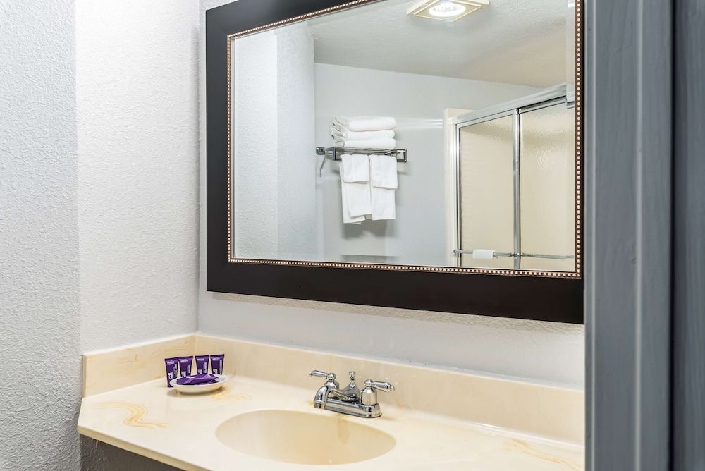 Americas Best Value Inn Searcy Deluxe Room, 2 Queen Beds, Non Smoking 6