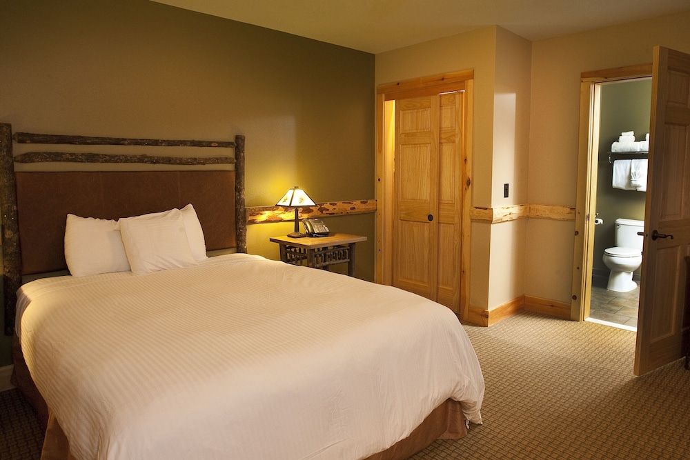 Eagles Nest Suite (Waterpark Access Additional)