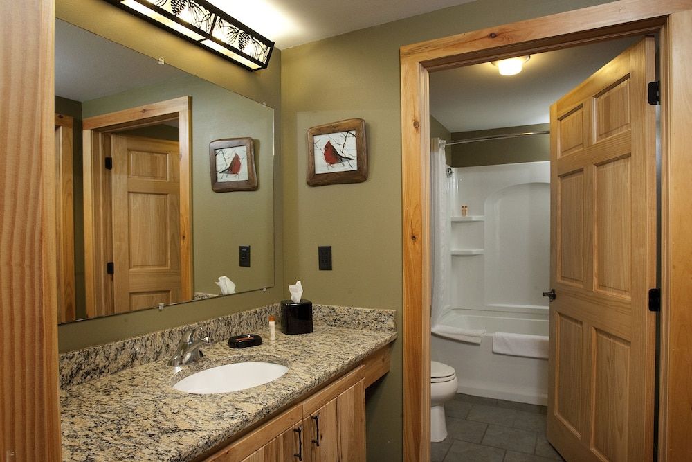 Hope Lake Lodge & Indoor Waterpark River Rock Suite (Waterpark Access Additional) 3