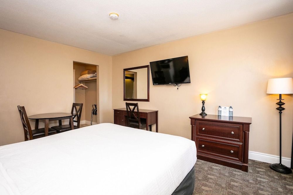 Canadas Best Value Inn & Suites Charlottetown Deluxe Room, 1 Queen Bed, Non Smoking, Balcony 2