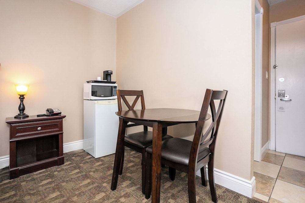 Canadas Best Value Inn & Suites Charlottetown Deluxe Room, 1 Queen Bed, Non Smoking, Balcony 9