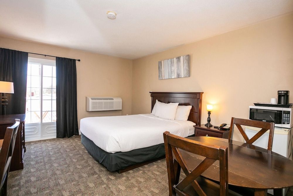 Canadas Best Value Inn & Suites Charlottetown Deluxe Room, 1 Queen Bed, Non Smoking, Balcony 3