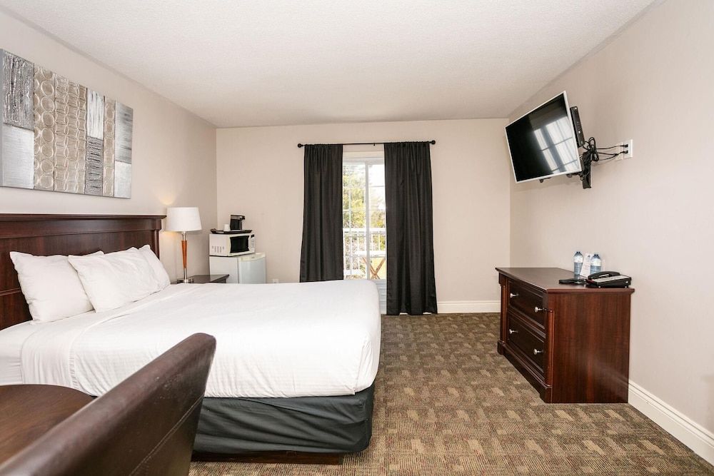 Canadas Best Value Inn & Suites Charlottetown Deluxe Room, 1 Queen Bed, Non Smoking, Balcony 4