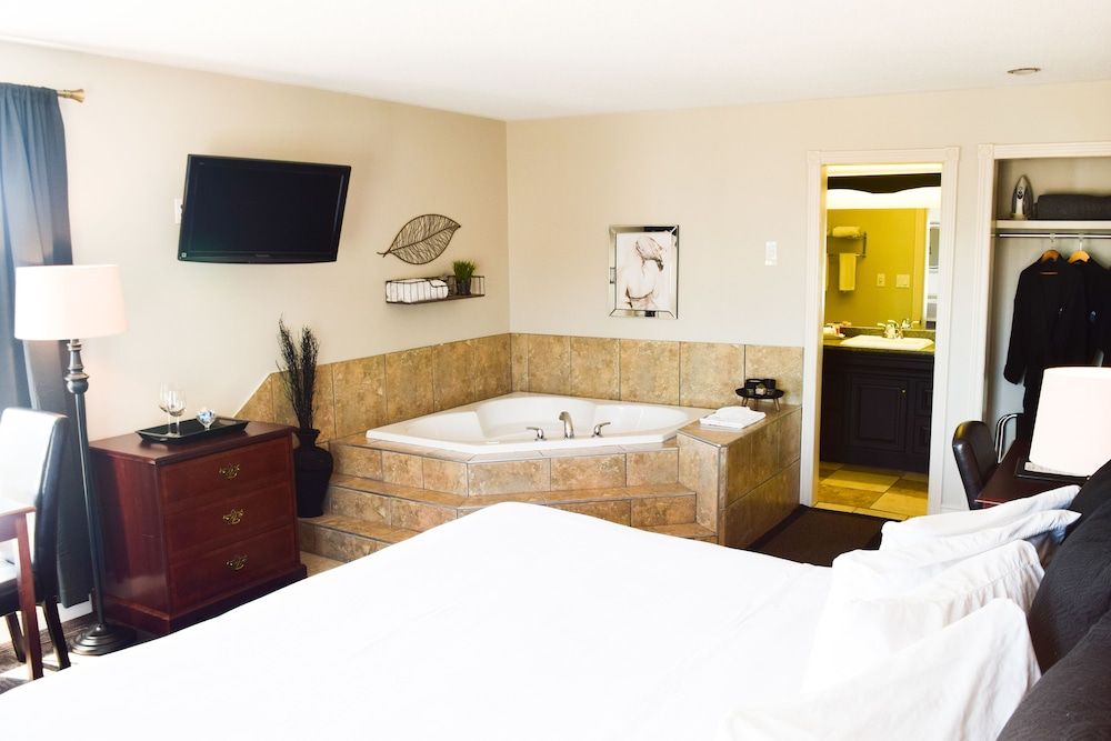 Canadas Best Value Inn & Suites Charlottetown Suite, 1 King Bed, Non Smoking, Jetted Tub 5