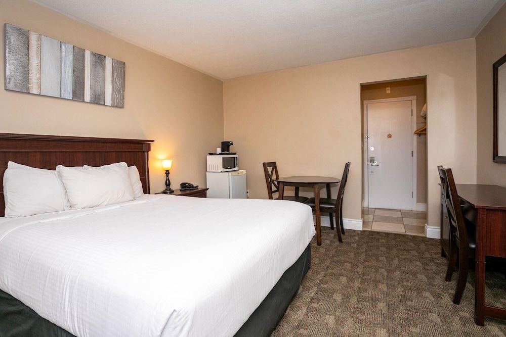 Canadas Best Value Inn & Suites Charlottetown Deluxe Room, 1 Queen Bed, Non Smoking, Balcony 5