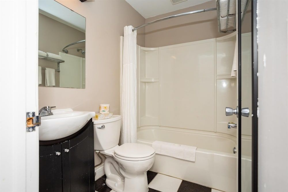 Canadas Best Value Inn & Suites Charlottetown Suite, 1 King Bed, Non Smoking, Jetted Tub 7