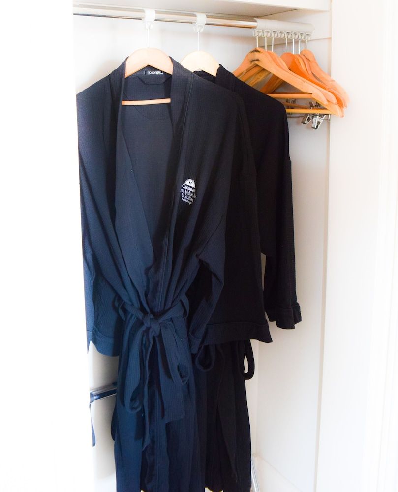 Canadas Best Value Inn & Suites Charlottetown Suite, 1 King Bed, Non Smoking, Jetted Tub 10