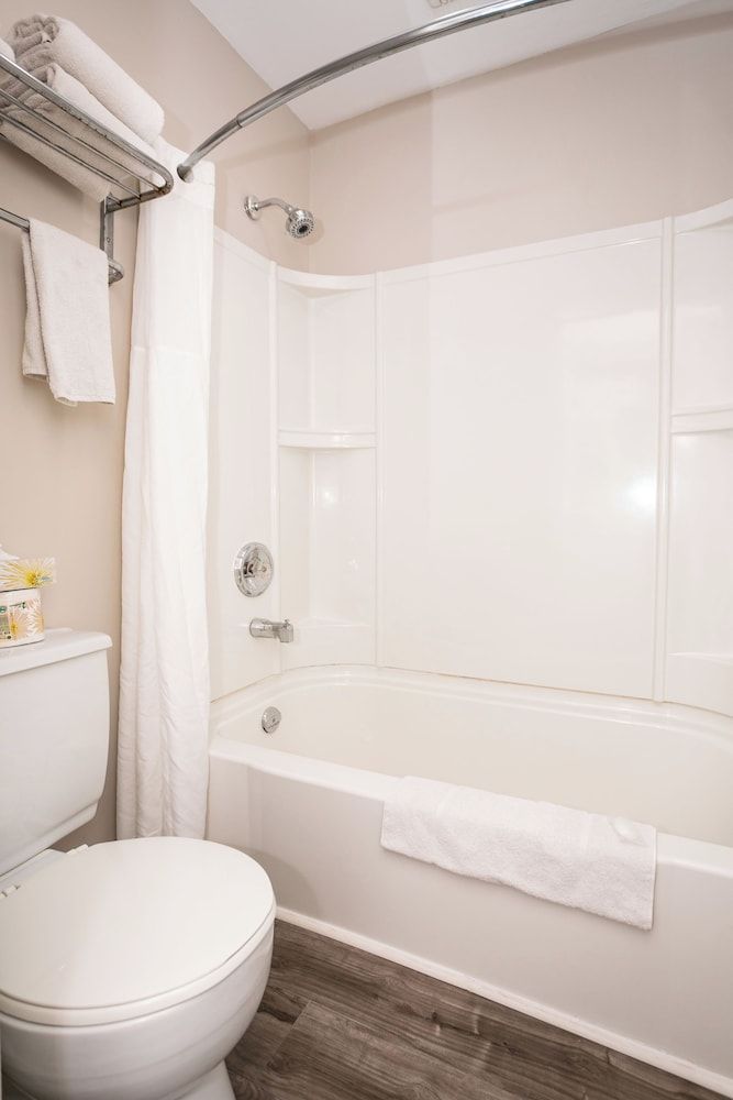 Canadas Best Value Inn & Suites Charlottetown Deluxe Room, 1 Queen Bed, Non Smoking, Balcony 8