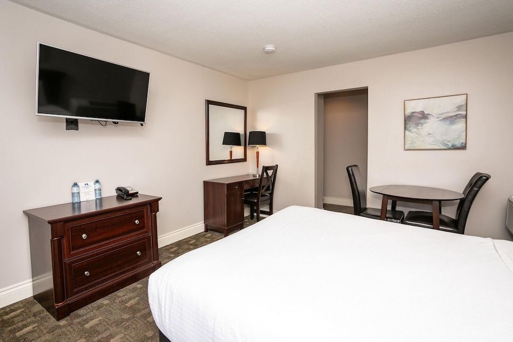 Canadas Best Value Inn & Suites Charlottetown Deluxe Room, 1 Queen Bed, Non Smoking, Balcony
