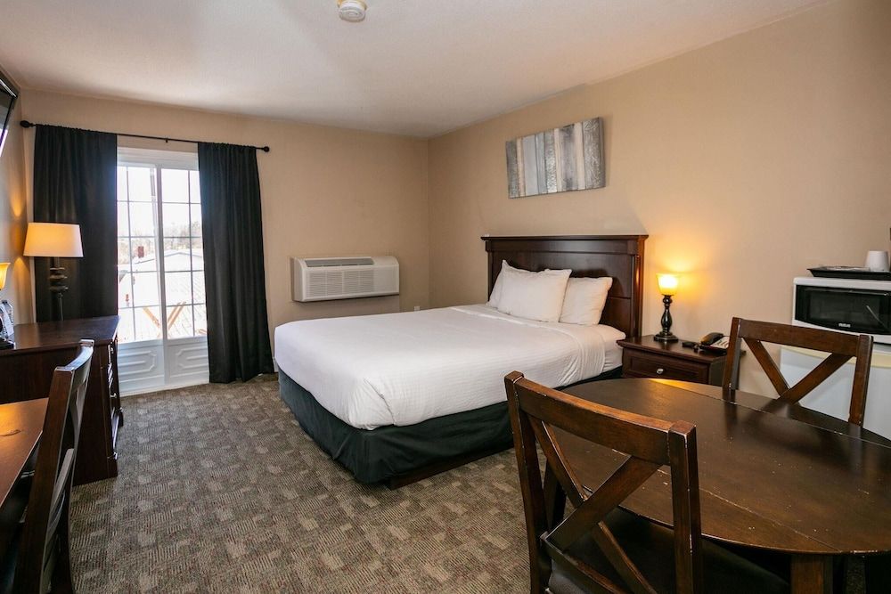 Canadas Best Value Inn & Suites Charlottetown Deluxe Room, 1 Queen Bed, Non Smoking, Balcony 6