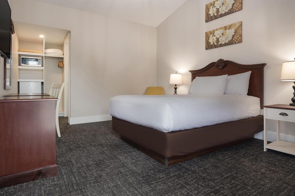 Deluxe Room, 1 Queen Bed, Non Smoking (Chandelier)