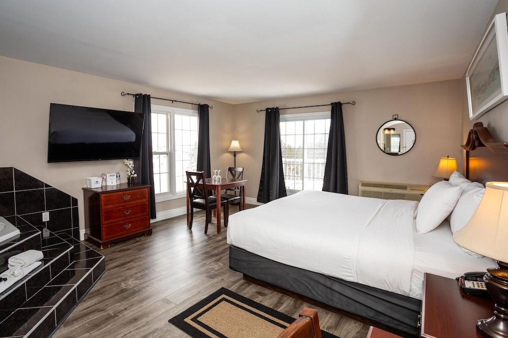 Canadas Best Value Inn & Suites Charlottetown Suite, 1 King Bed, Non Smoking, Jetted Tub 2