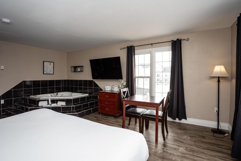 Canadas Best Value Inn & Suites Charlottetown Suite, 1 King Bed, Non Smoking, Jetted Tub 4
