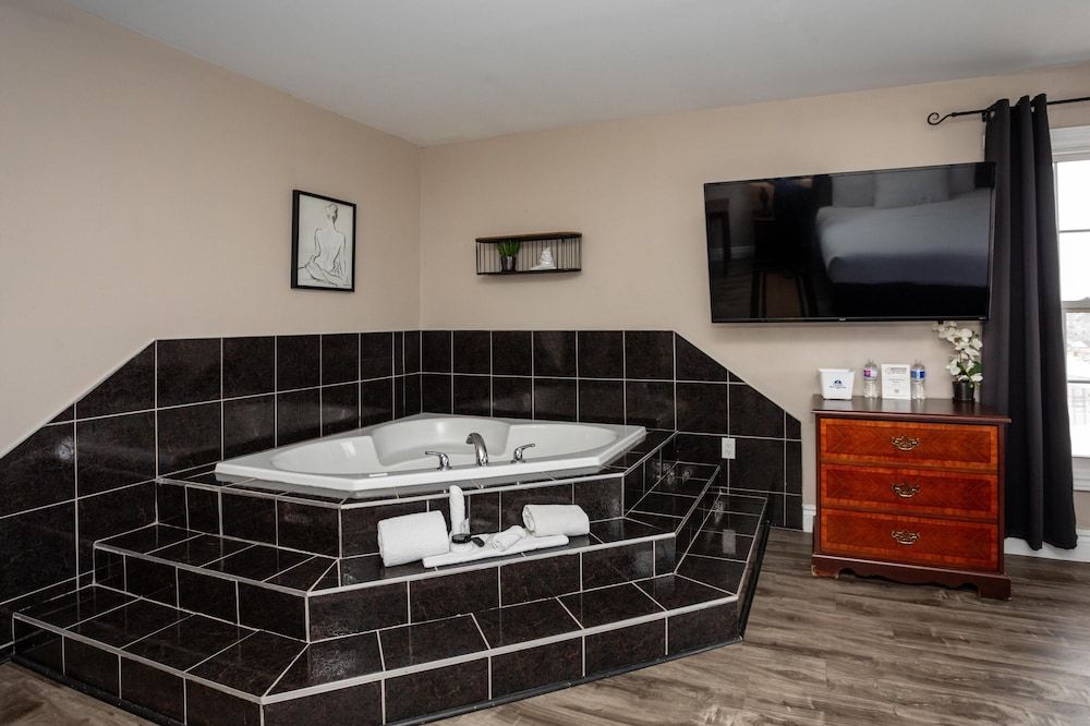 Canadas Best Value Inn & Suites Charlottetown Suite, 1 King Bed, Non Smoking, Jetted Tub 8