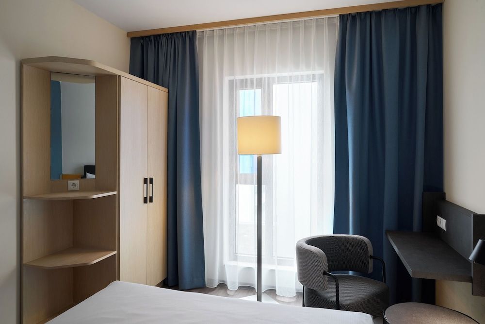 Four Points Flex by Sheraton Koblenz Standard Room, 2 Twin Beds, Courtyard View 7