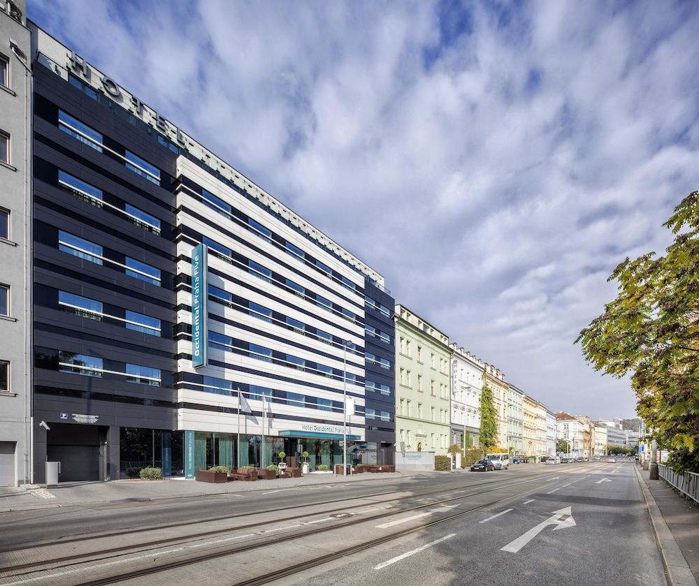 undefined Occidental Praha Five 6