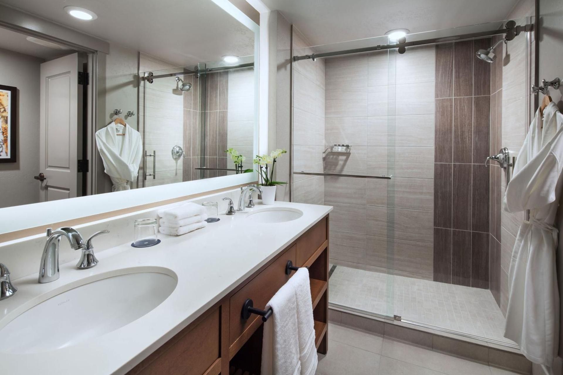 Two-Bedroom Villa with Balcony and Adapted Tub - Mobility Accessible