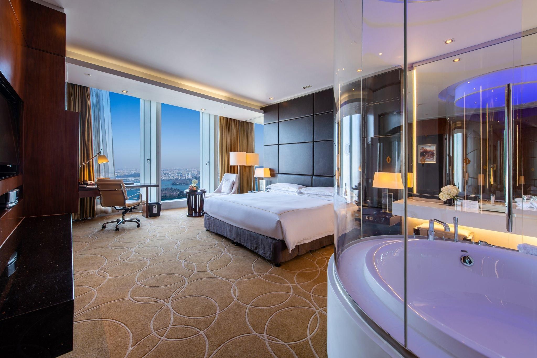 1 King Premium Lake View Club Lounge Access