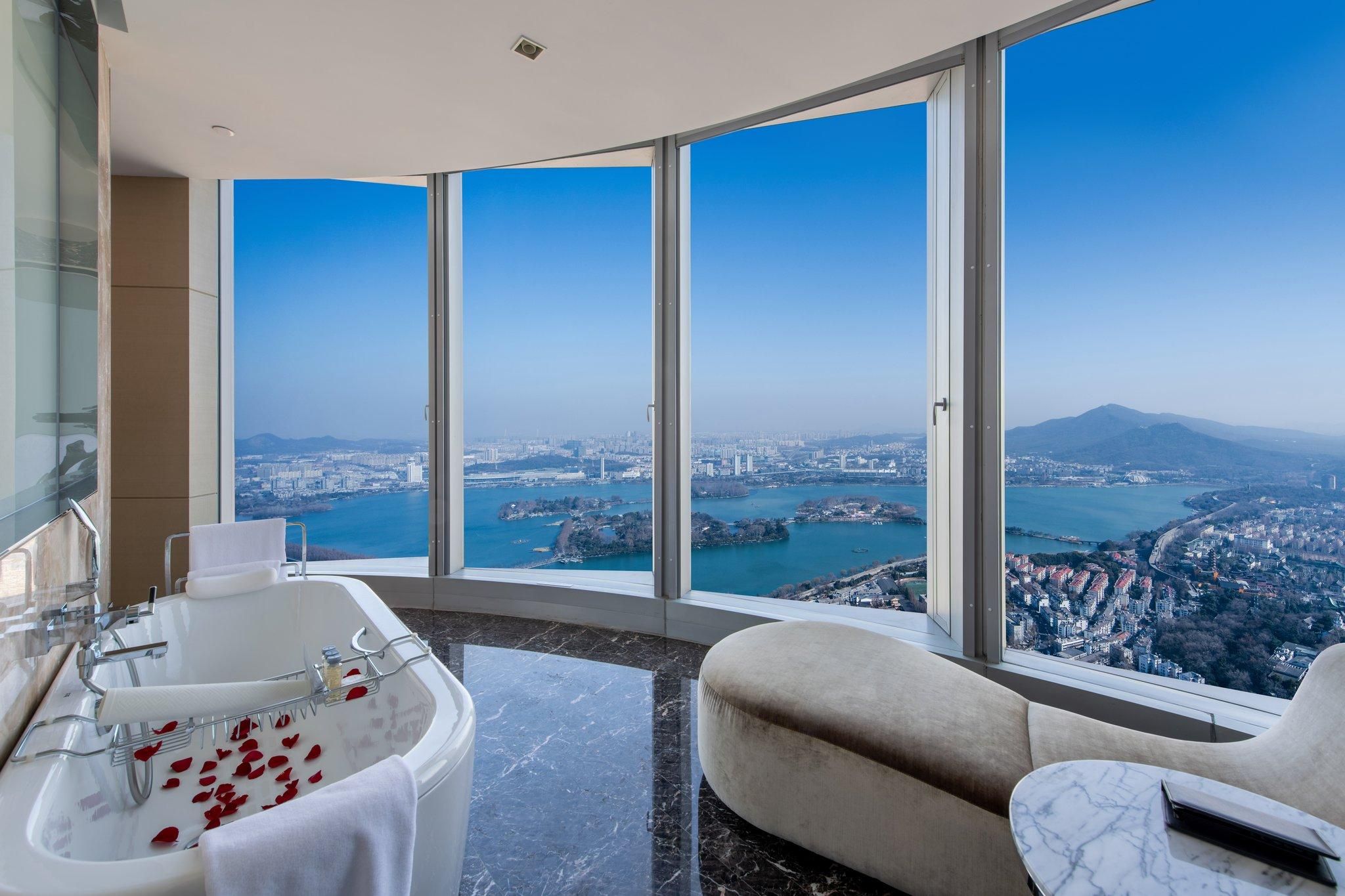 1 Bedroom Suite Lake View