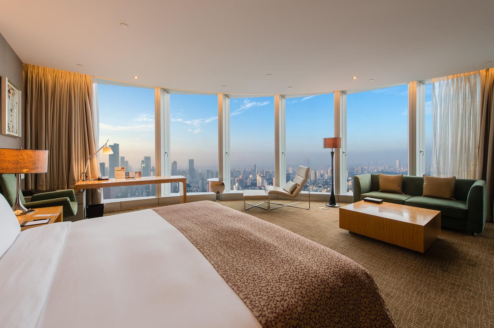 1 King Junior Suite City View Club Lounge Access
