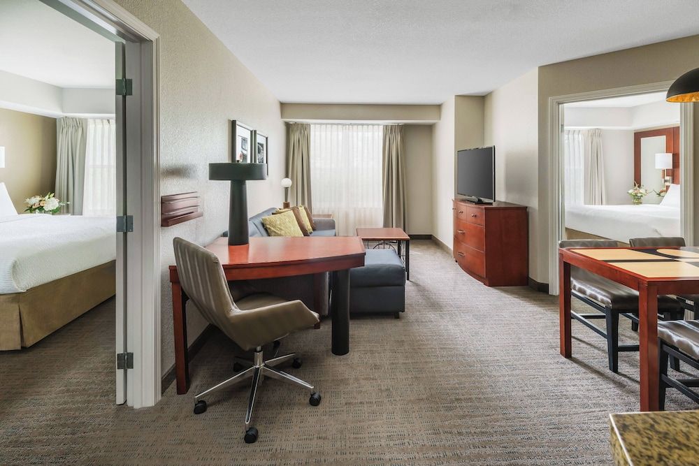 Suite, 2 Bedrooms (Mobility/Hearing Access, Roll-In Shwr)