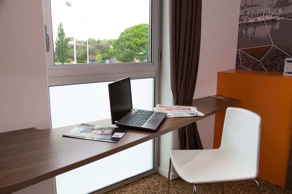 Brit Hotel Toulouse Colomiers - L'Esplanade Superior Double Room 8