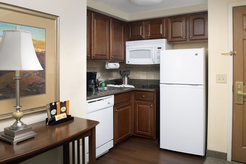 Studio Suite, 1 Queen Bed, Kitchen